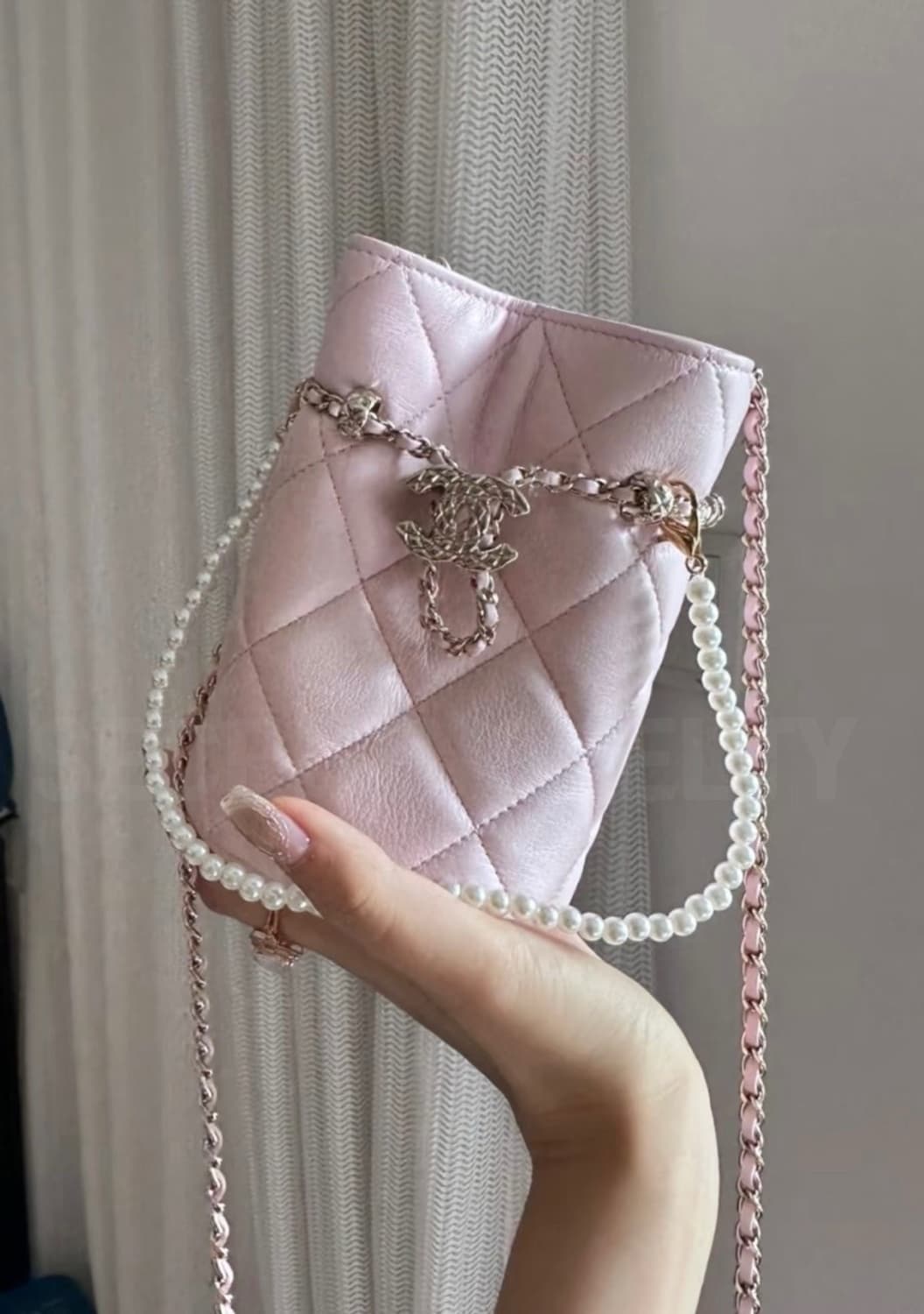샤넬뷰티 미니 버킷백 진주체인  크로스백 핑크 드로스트링 백  상품이미지2