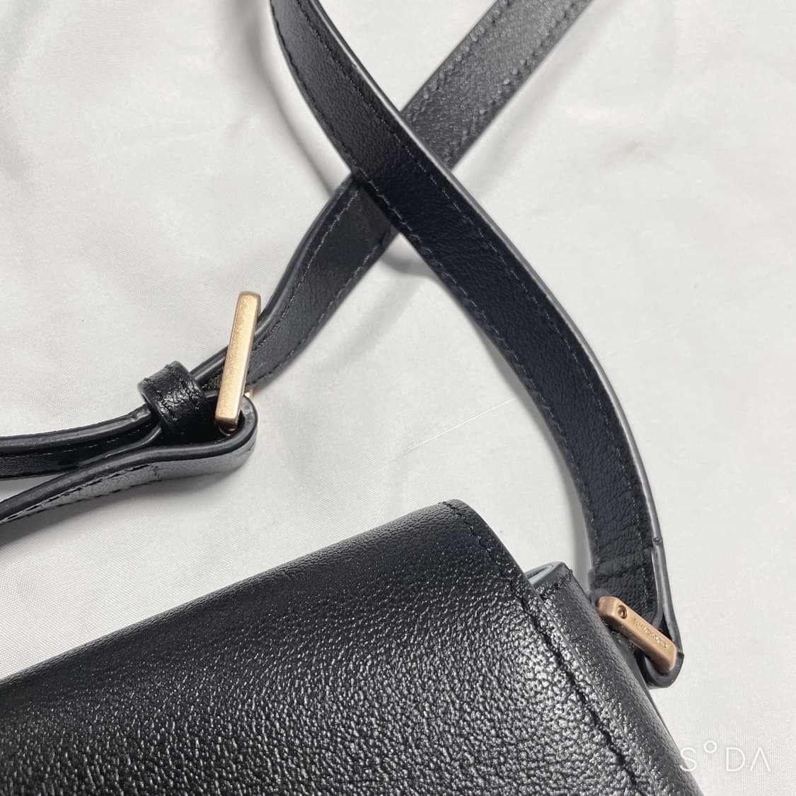 쿠론 반달 크로스백 블랙 상품이미지6