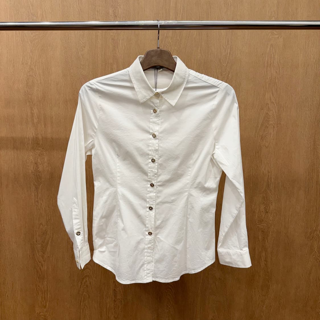 버버리 런던 코튼 셔츠 골드 로고 버튼 디테일 슬림핏 화이트 상품이미지2