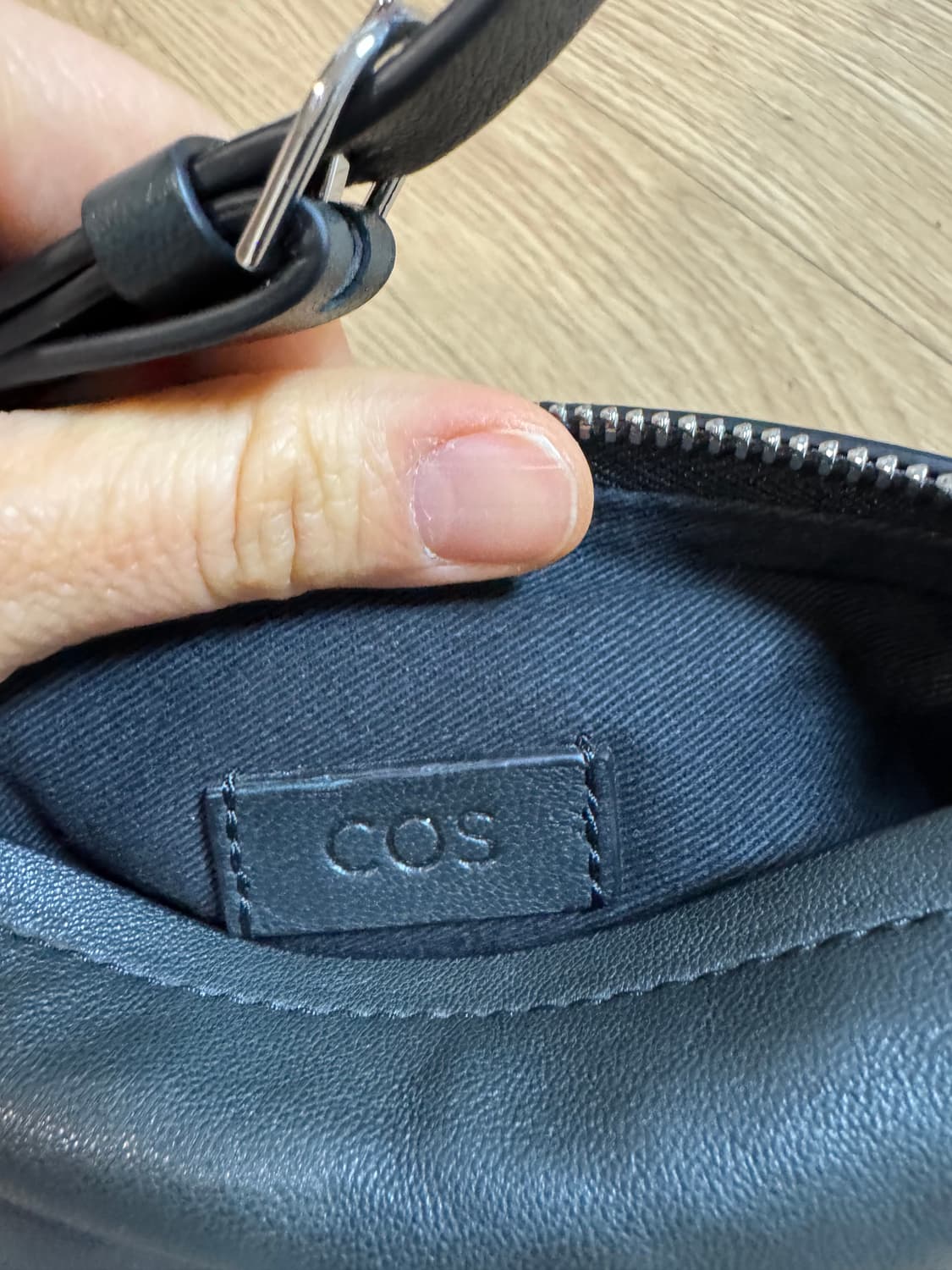 코스 개더드 레더 숄더백 블랙 상품이미지5