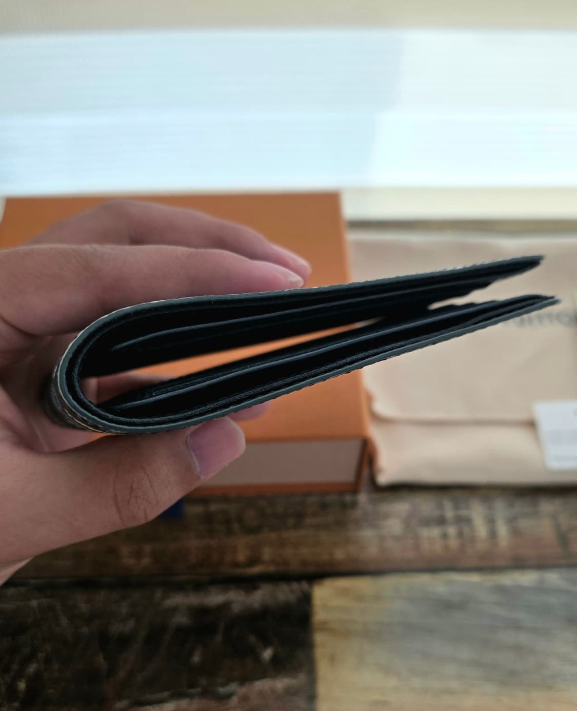 [새상품급,한정판]루이비통 서핑 반지갑 상품이미지3