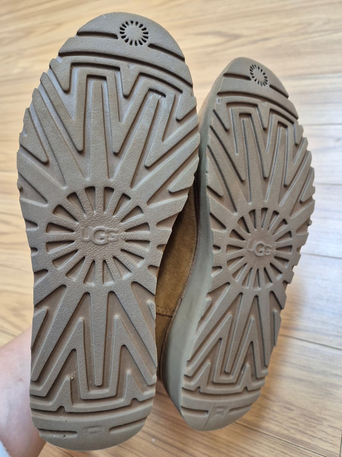 어그 브라운 부츠 245mm입니다. 
부츠 안쪽에 털이 있어서 따뜻하게  상품이미지5