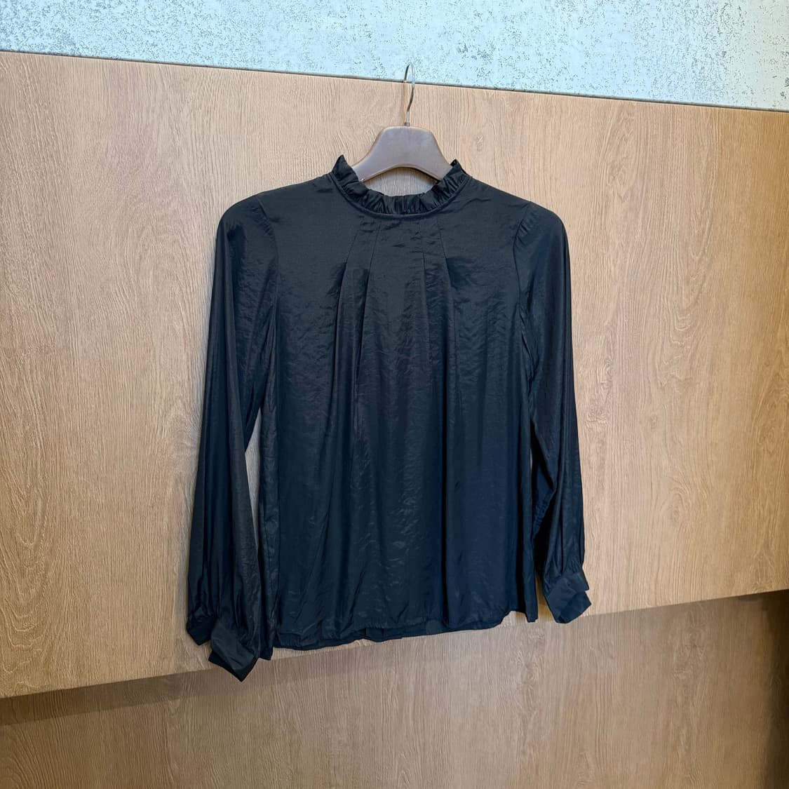 하레 긴팔 블라우스 하이넥 프릴 숄더 셔링 디테일 레귤러핏 블랙 상품이미지2