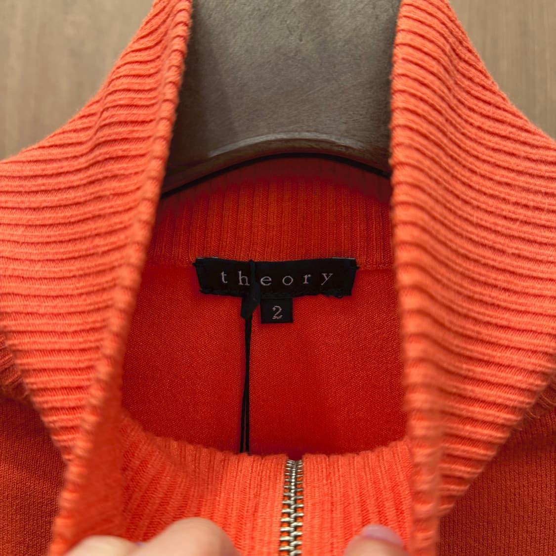 띠어리 하이넥 긴팔 니트 집업 무지 립 넥 디테일 레귤러핏 오렌지 상품이미지6