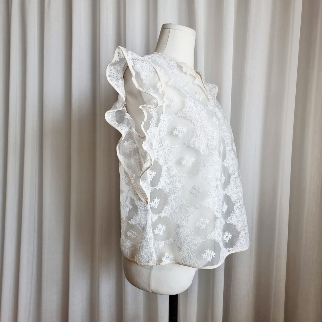 안팔렸으면 하는 마음으로 올리는 산드로 레이스자수 시스루 블라우스 상품이미지5