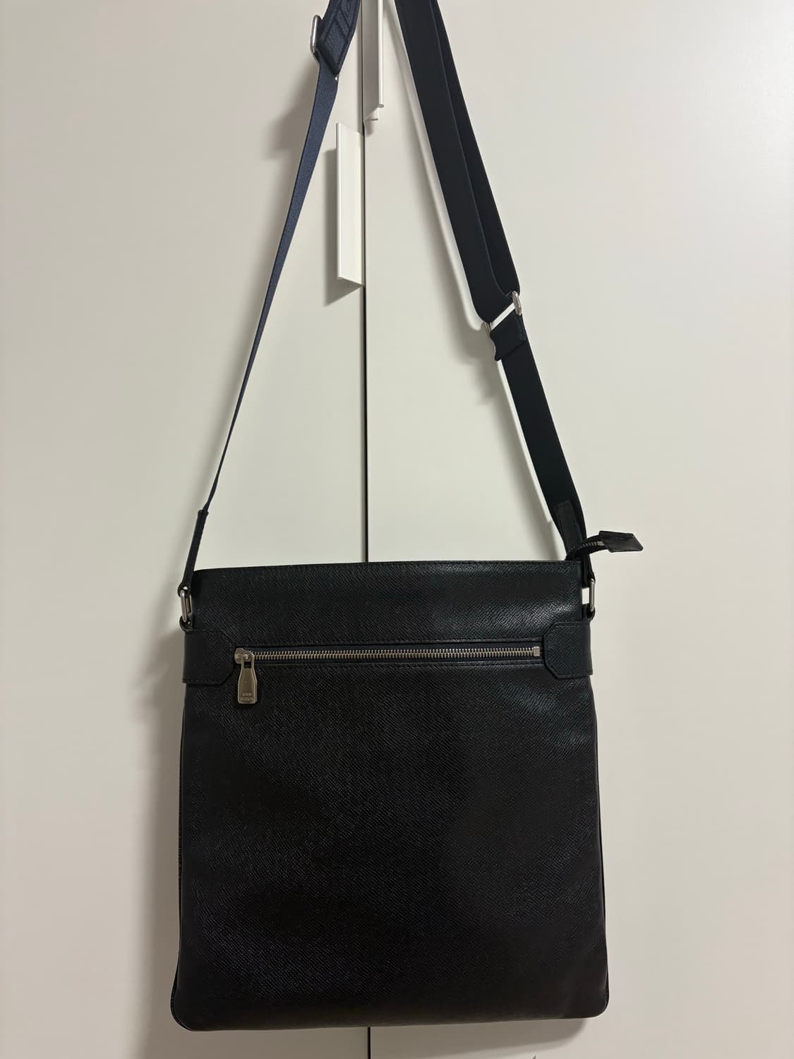 루이비통 타이가 남자 크로스백 상품이미지1