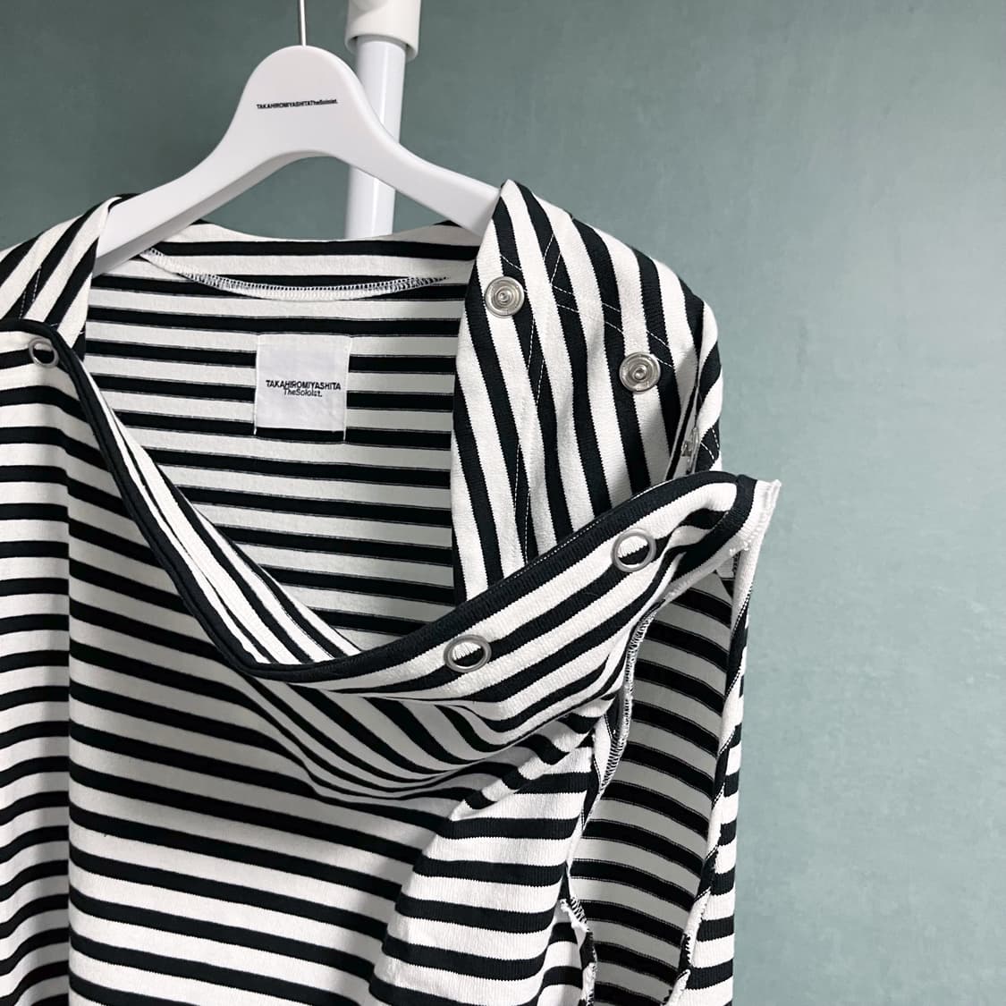 타카히로미야시타 숄더버튼 보트넥 슬리브리스 상품이미지2