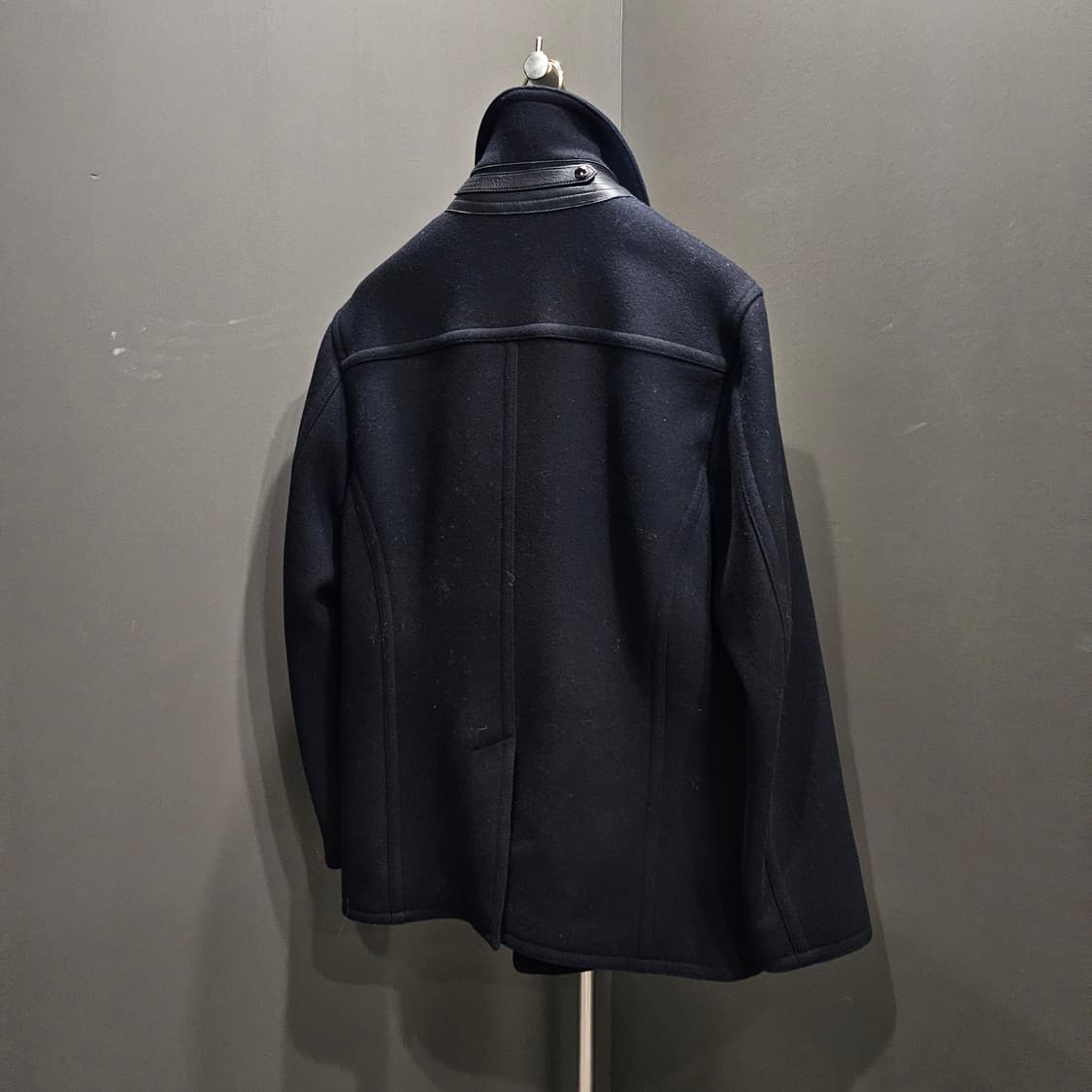 톰포드 쉐어링 레더트리밍 칼라 멜튼 울 드라이빙 신상 코트 상품이미지4