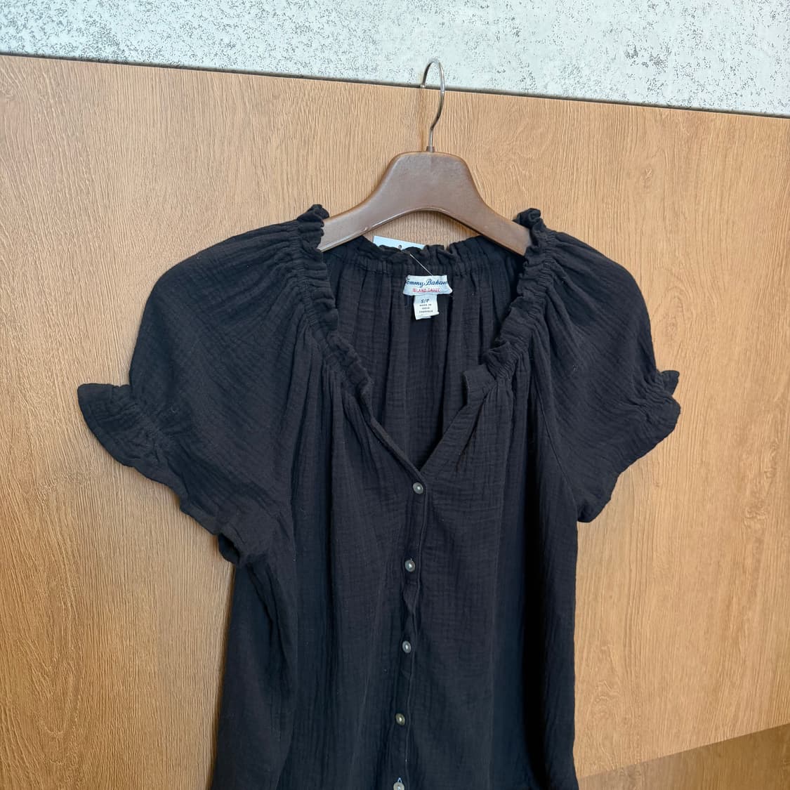 토미 바하마 브이넥 반팔 블라우스 프릴 셔링넥 버튼업 디테일 블랙 상품이미지3