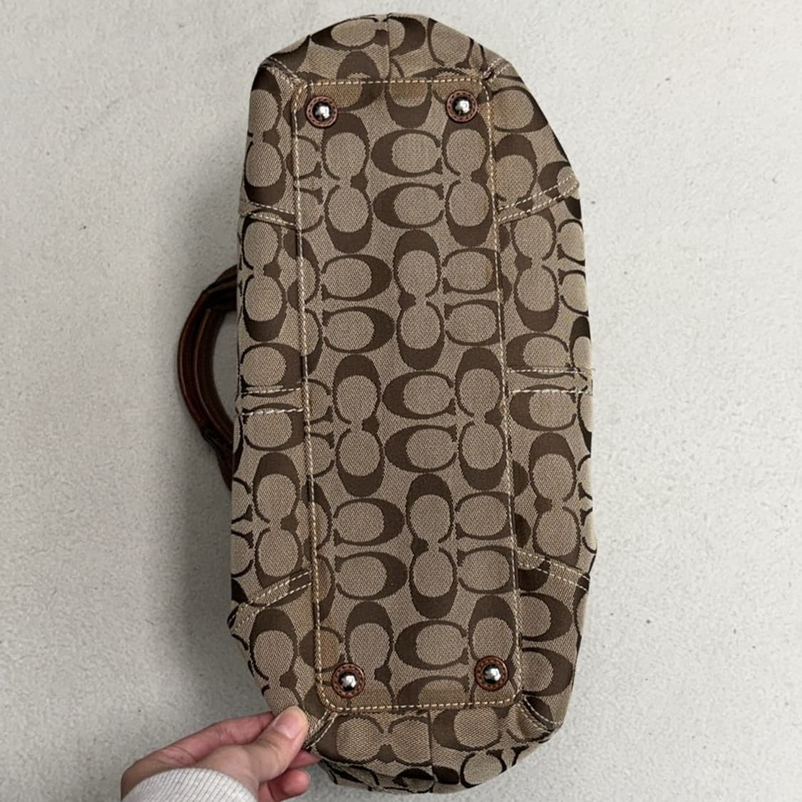 COACH 시그니처 브라운 레더 캔버스 숄더백 상품이미지5