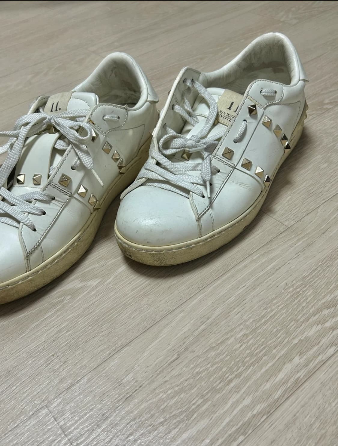 발렌티노 송아지 가죽 락스터드 언타이틀드 스니커즈 상품이미지4