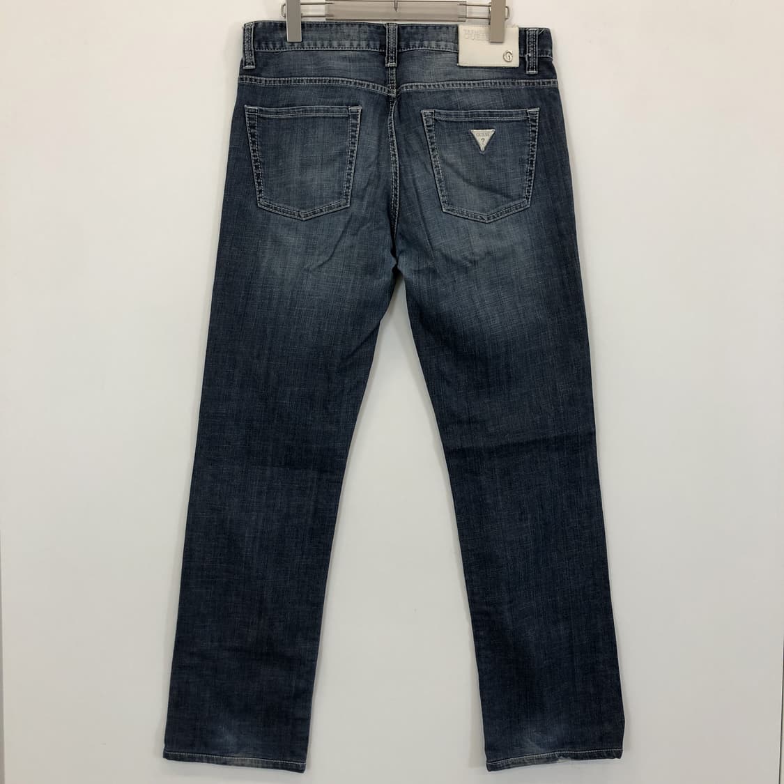 게스 화이트 스틸로고 스트레이트 데님진 32 인치 상품이미지3