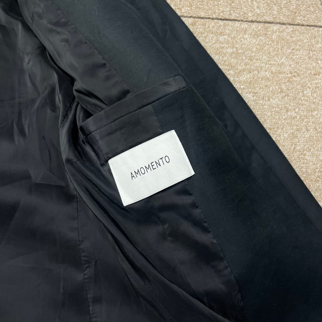 아모멘토 스퀘어드 숄더 트윌 자켓 상품이미지6