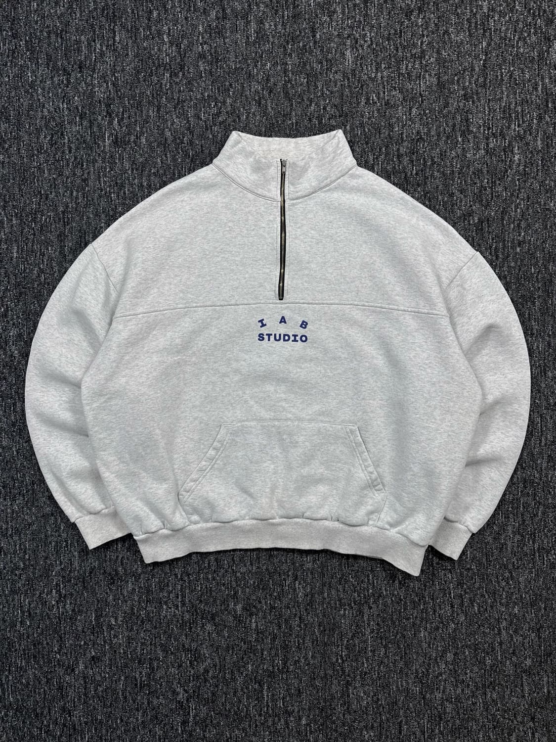 아이앱 스튜디오 하프집업 맨투맨 상품이미지6