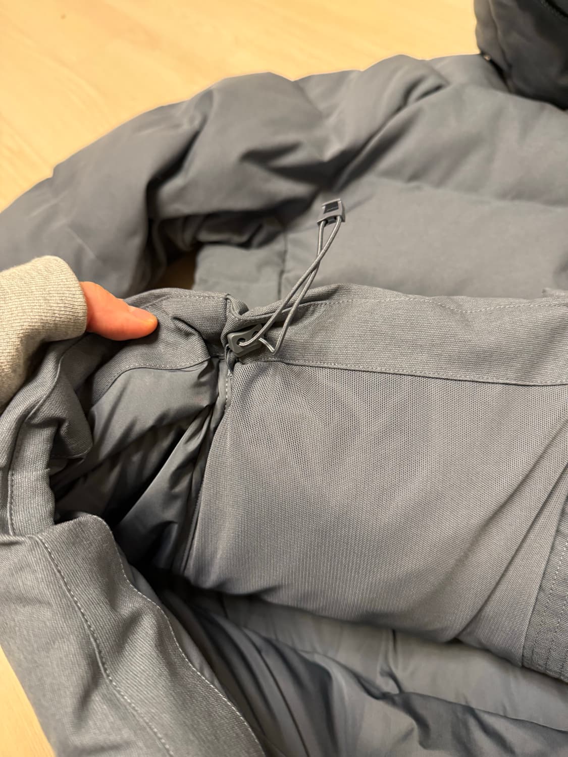 룰루레몬 남성 구스다운 패딩 M사이즈입니다. 색상은 무난한 하늘빛색상 , 상품이미지8