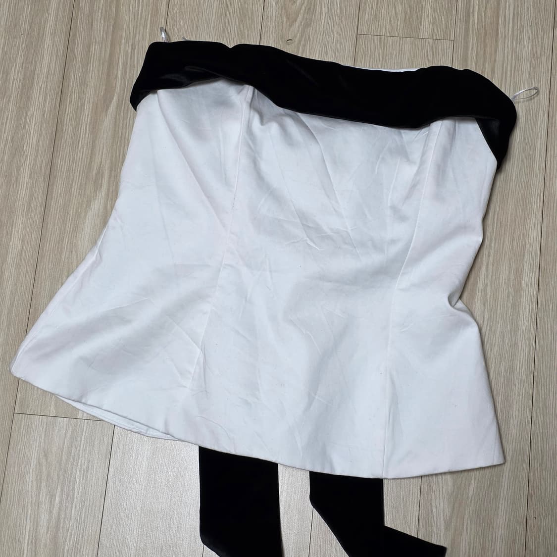 화이트 벨벳 리본 스트랩리스 로맨틱 튜브탑 블라우스 상품이미지4