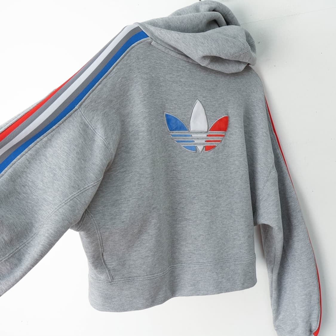55/아디다스 트라이컬러 크롭 후드티 상품이미지3