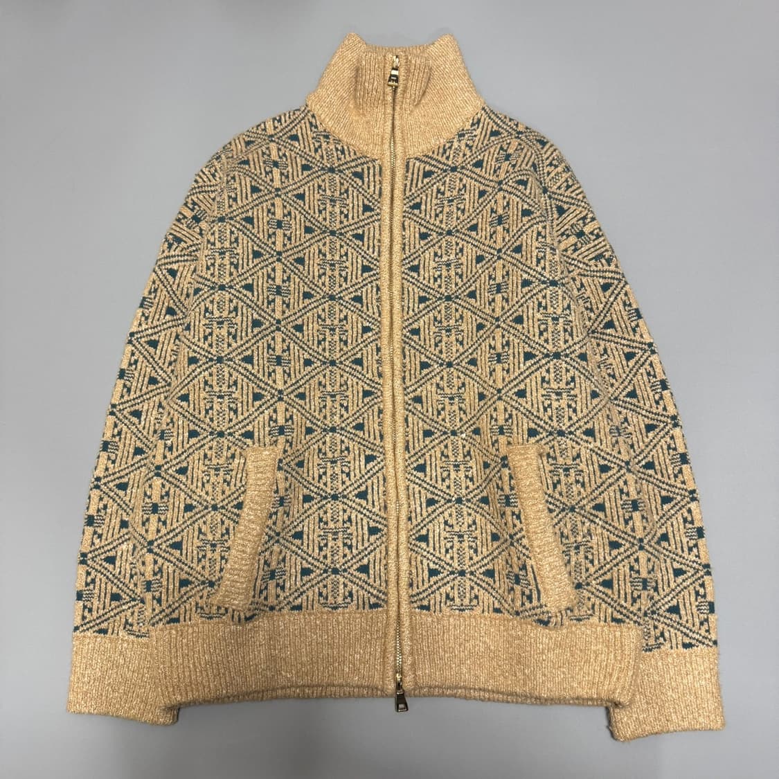 소어트(soerte) 22AW 베이지 자카드 하이넥 드라이버 니트 집업 상품이미지7