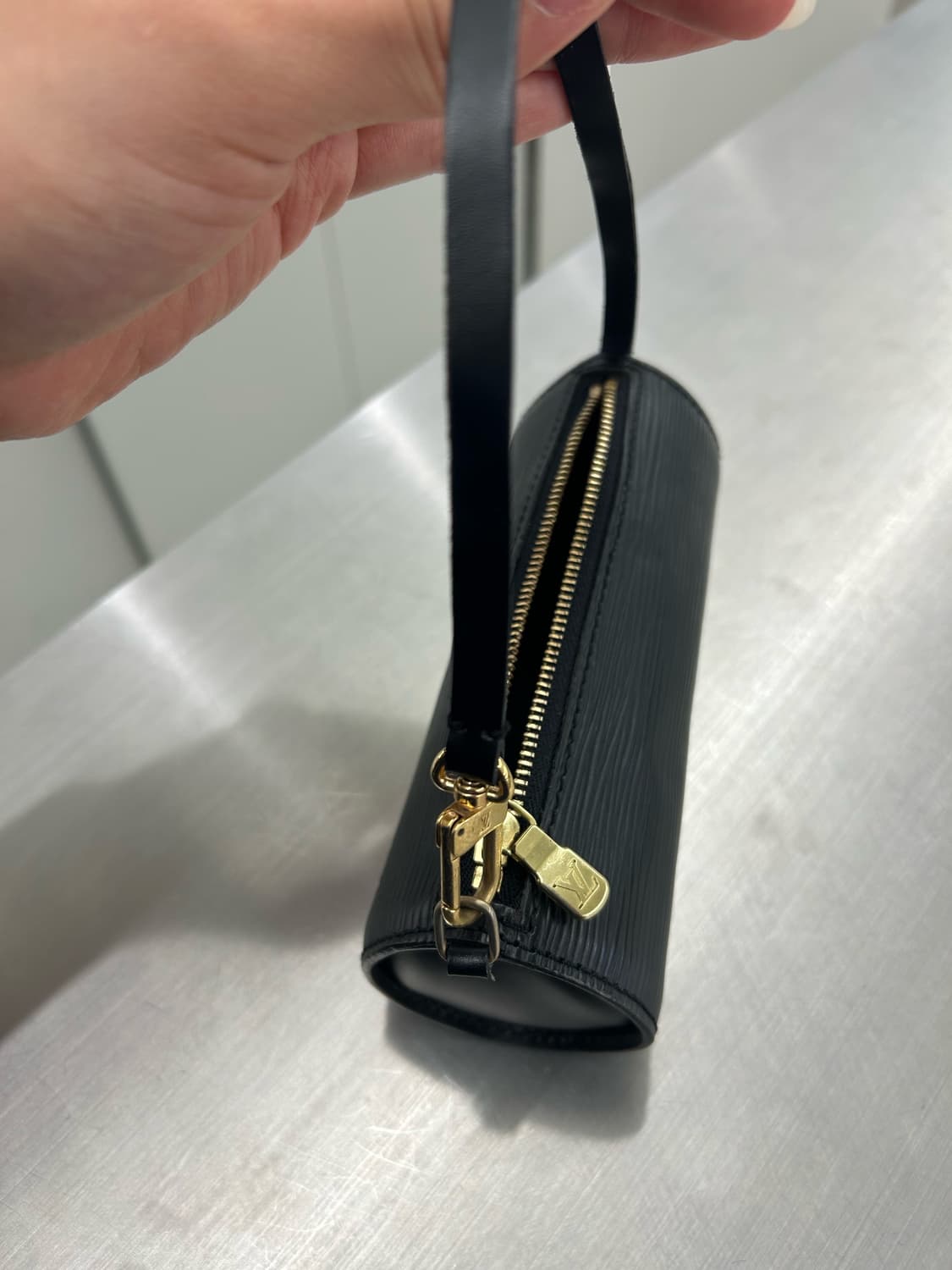 루이비통 에피 블랙 미니 빠삐용 토트백 상품이미지7