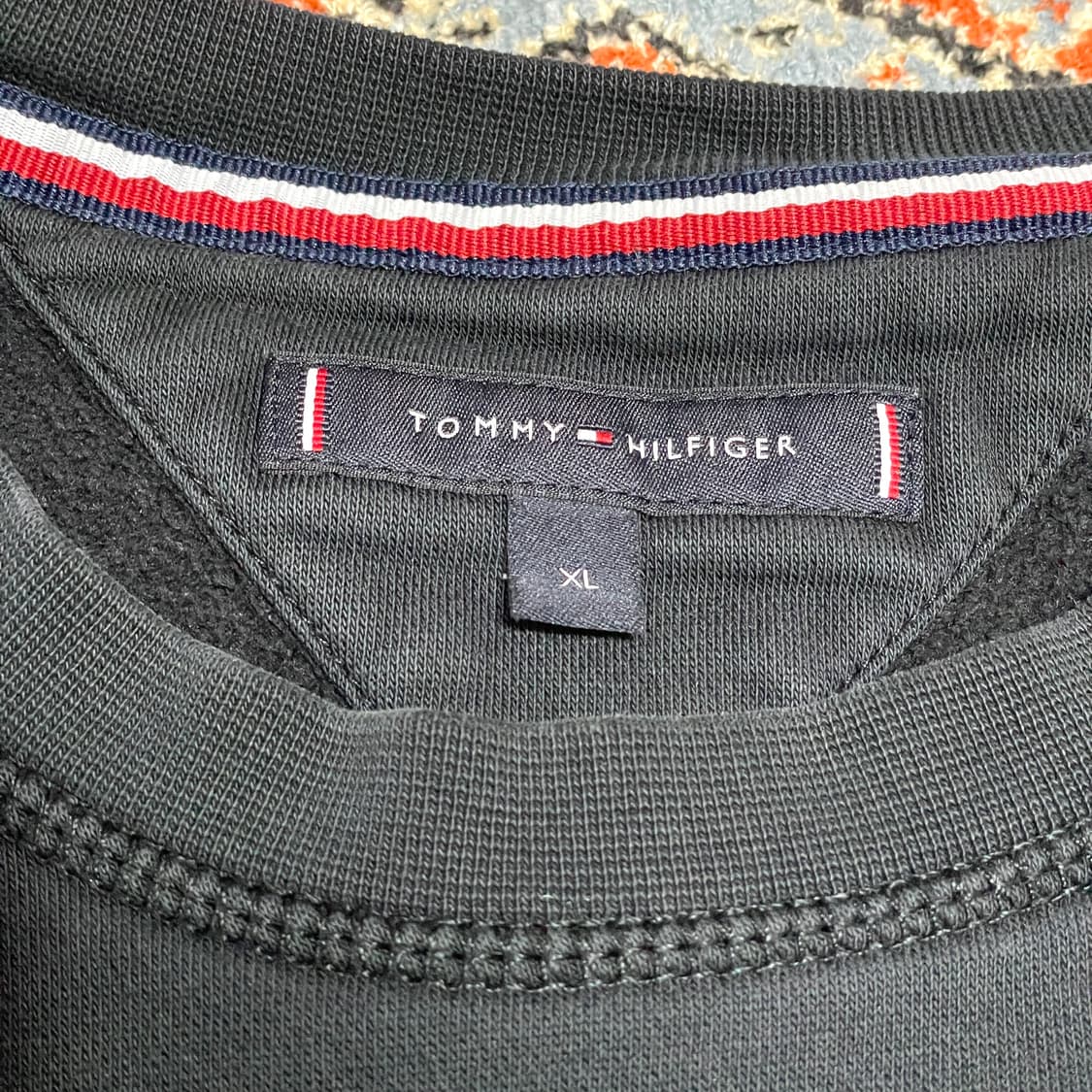 타미힐피거 스펠로고 블랙 기모 맨투맨 남성XL 상품이미지5
