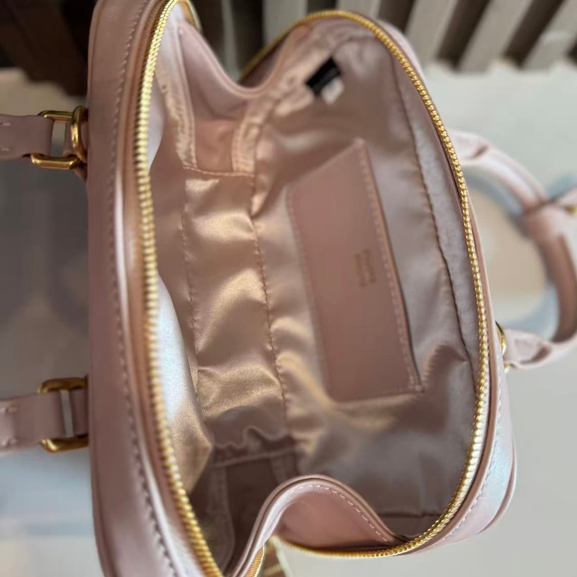 미우 미우 아르카디 마테라쎄 나파 레더 미니백 상품이미지3