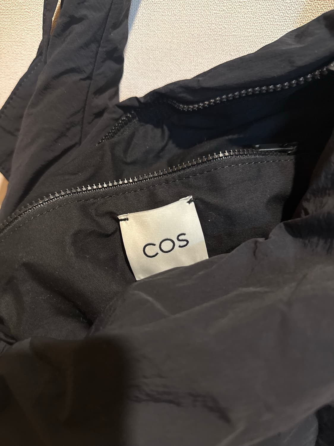 코스 캐노피 나일론 크로스바디백 블랙 상품이미지2