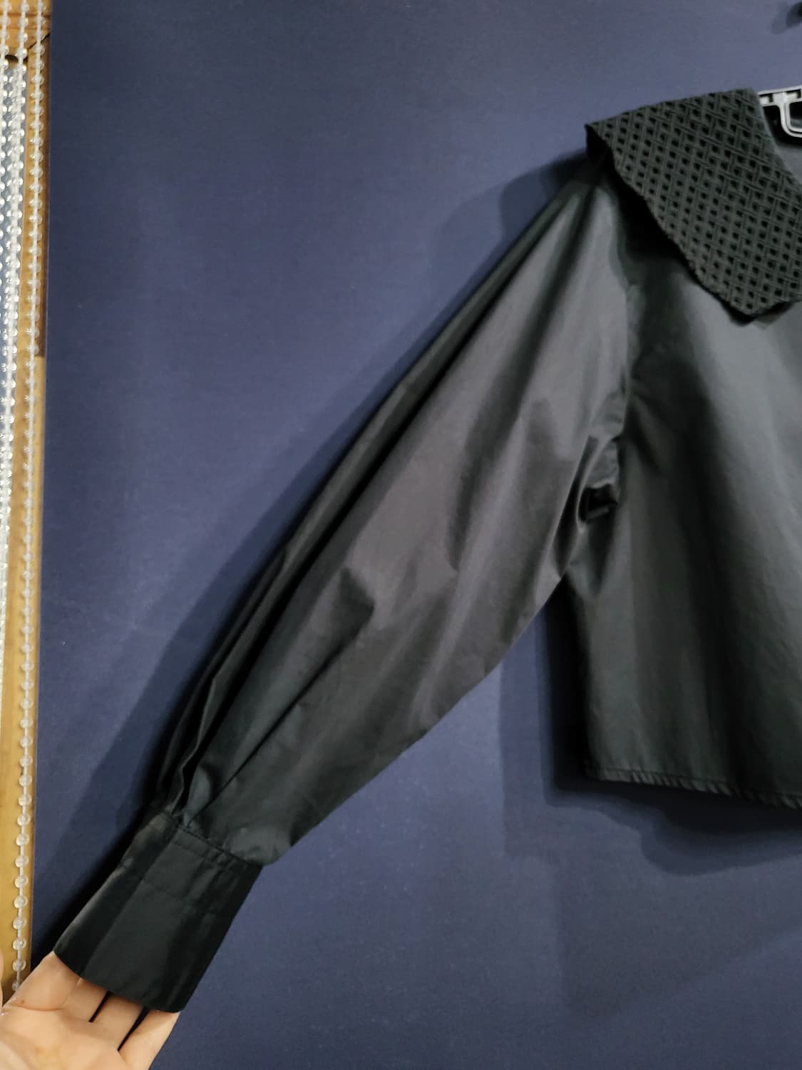 CC콜렉트 펀칭 자수카라 숏 블라우스 상품이미지6