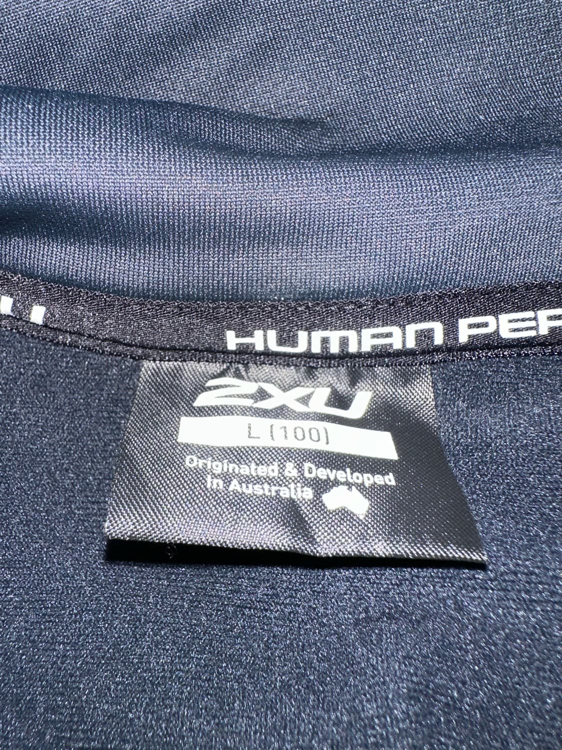 2XU 블랙 후드티 상품이미지4