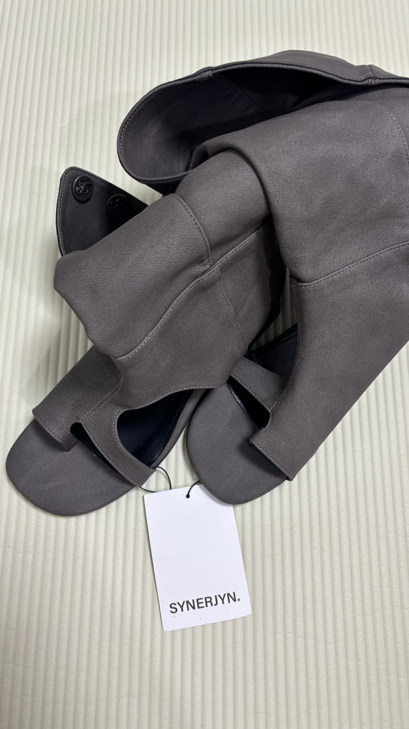 시너진 부츠 SQUARE OPEN FOLDED BOOTS CHARCOAL 상품이미지3
