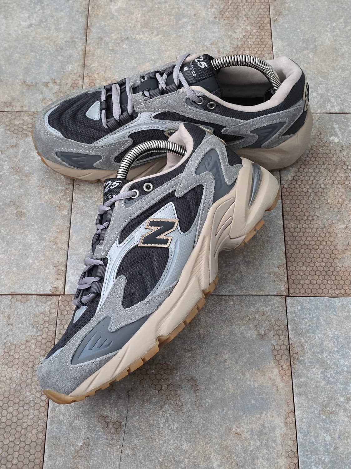 (230)뉴발란스 725 다크 그레이 검 상품이미지3