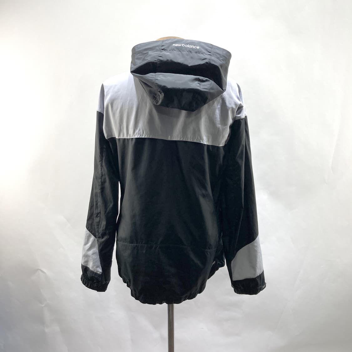 뉴발란스 남성후드바람막이자켓 회검 95 상품이미지3