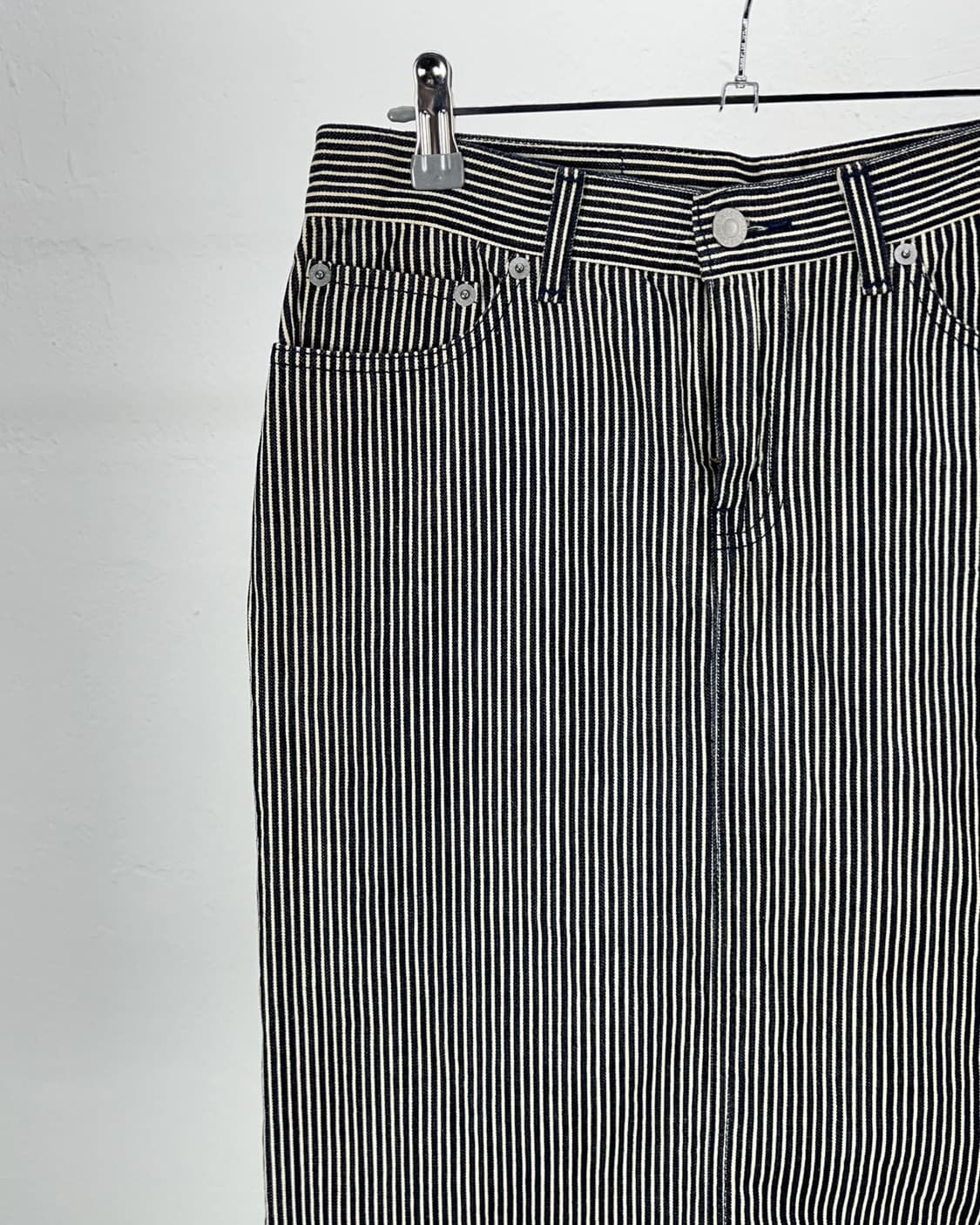 리바이스 화이트 블랙 스트라이프 데님 미디 스커트 상품이미지2