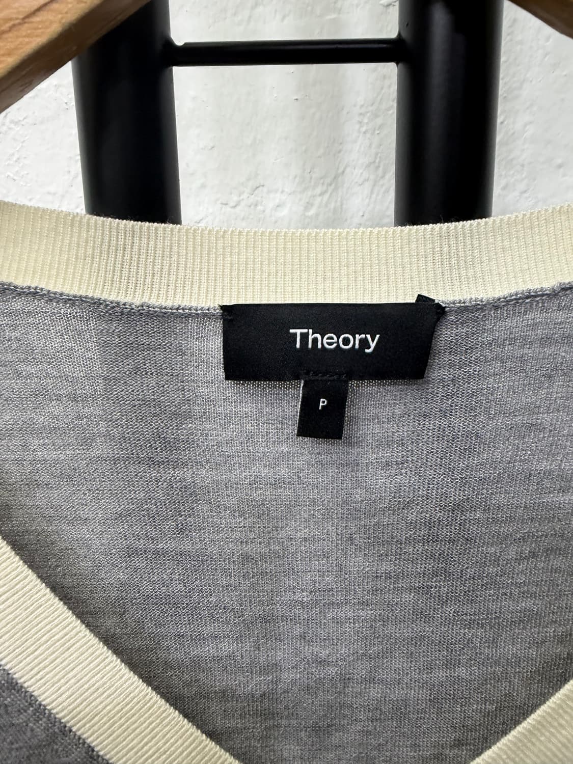 정품) Theory 띠어리 그레이 V넥 니트 P 상품이미지6
