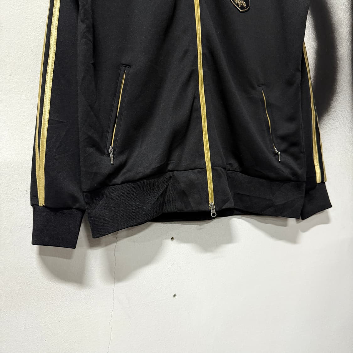 UnitedAthle Angela 10th 투어 굿즈 금장 집업 져지 상품이미지4