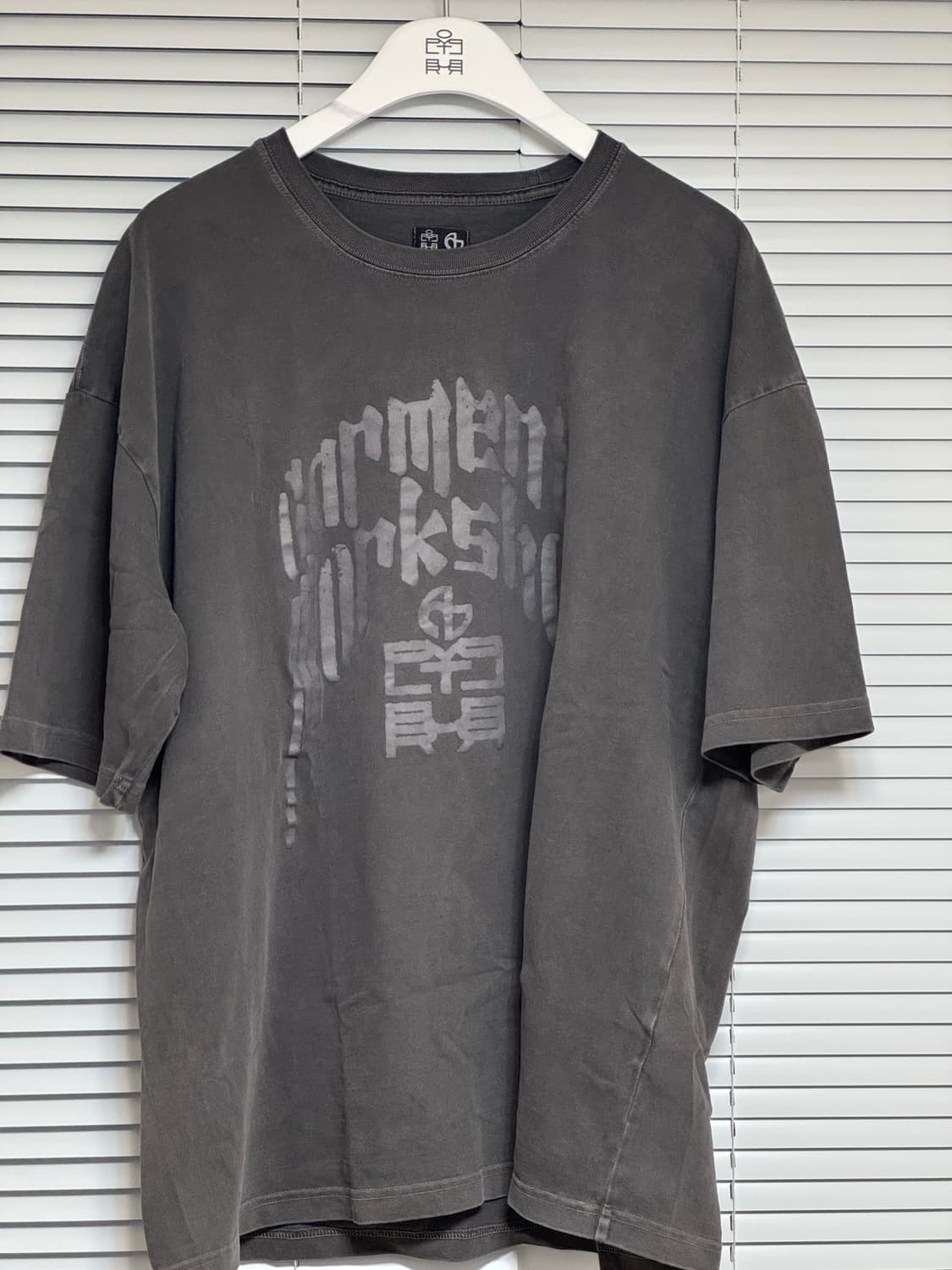 [4] 폴리테루 노매뉴얼 수베니어 티셔츠 차콜 상품이미지1