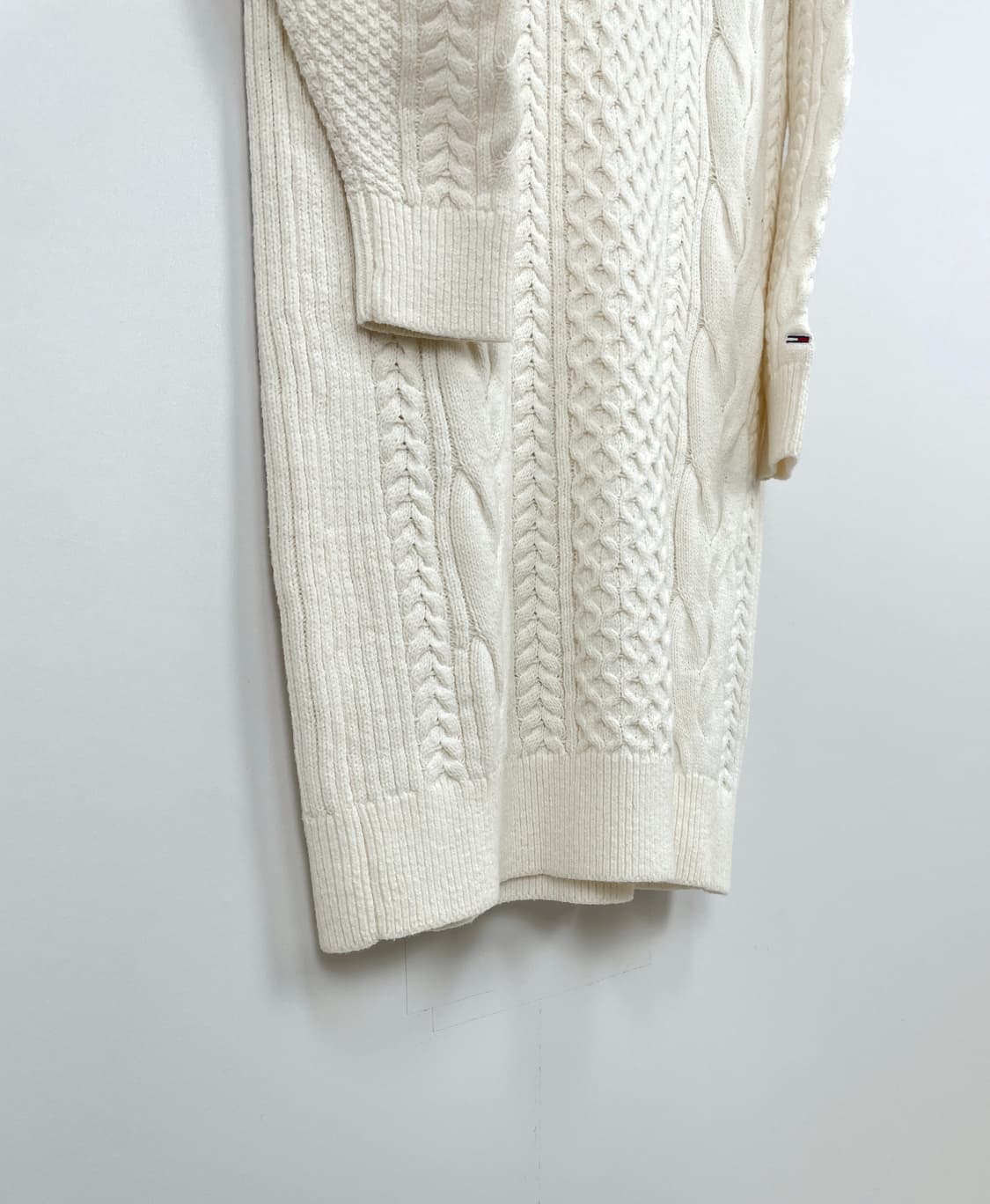 타미진스(Tommy Jeans) 빅 로고 터틀넥 케이블 니트 원피스 상품이미지8