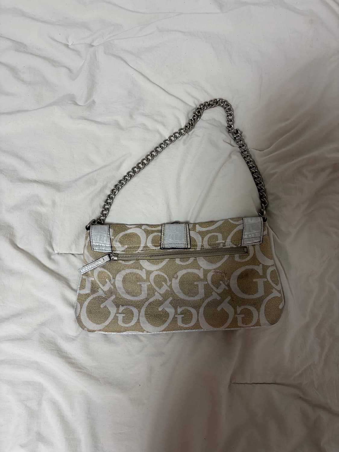 게스 베이지 로고 버클 체인백 상품이미지2