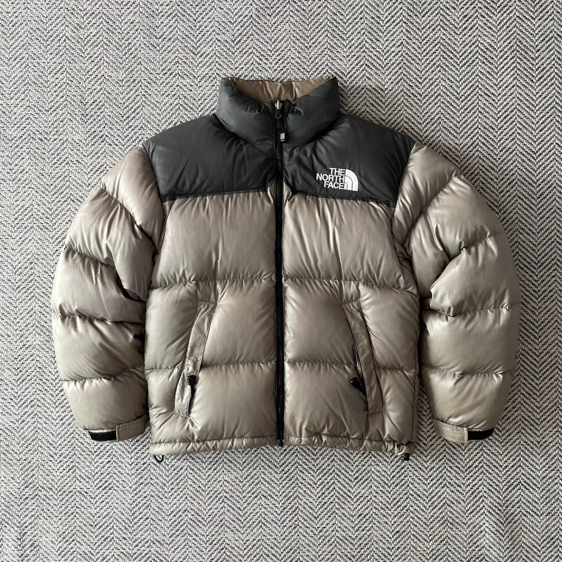 [90] 노스페이스 센터로고 베이지 700 눕시 패딩 상품이미지2