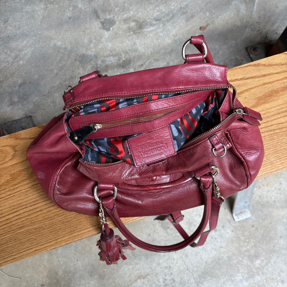 비비안웨스트우드 엠보싱 로고 태슬 버건디 레더 투웨이백 상품이미지6