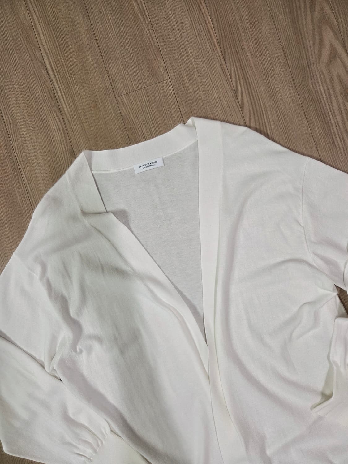 뷰티앤유스 화이트 버튼 리스 롱 카디건 상품이미지2