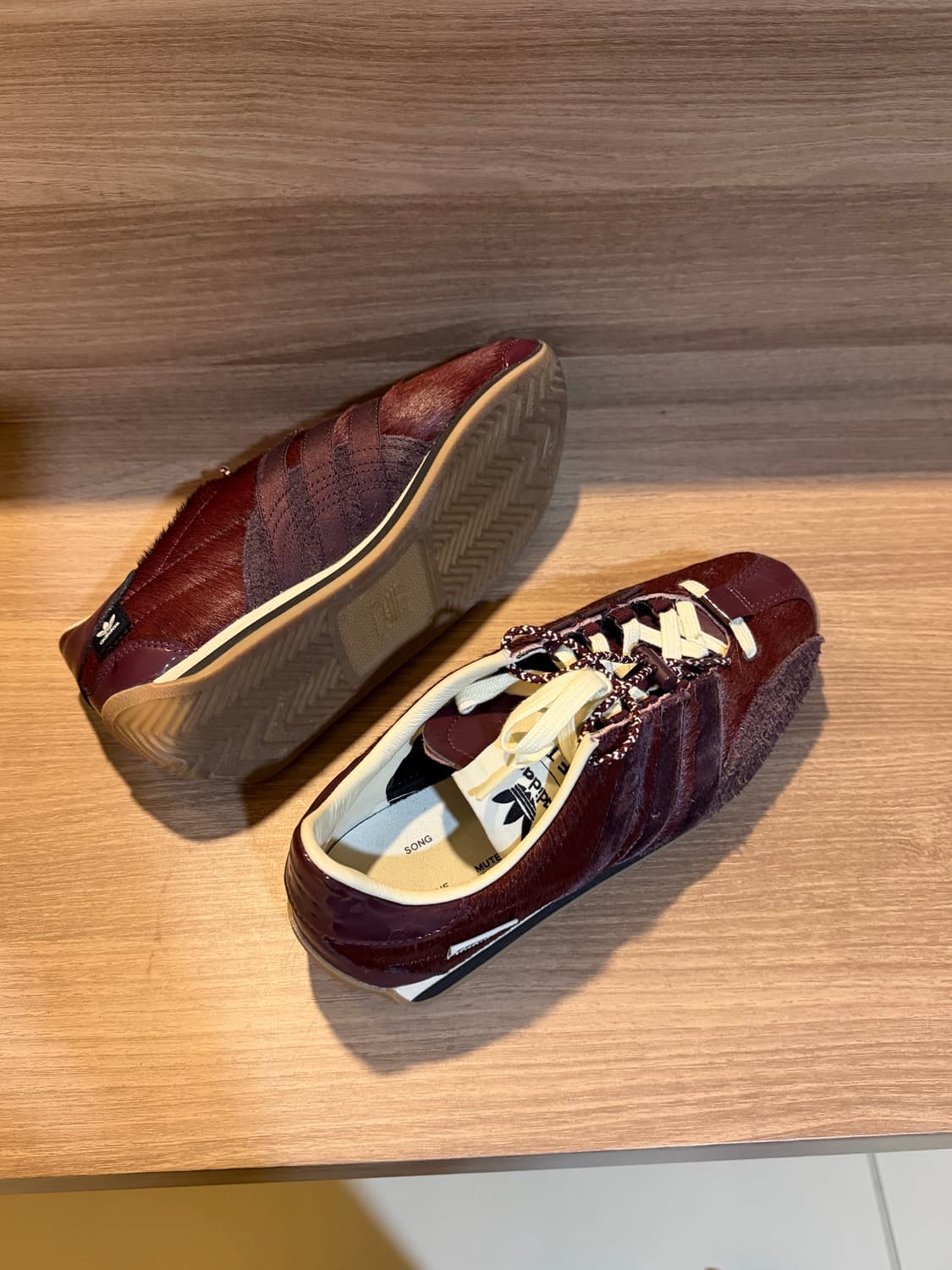 아디다스 송 포 더 뮤트 컨트리 OG 버건디 상품이미지2