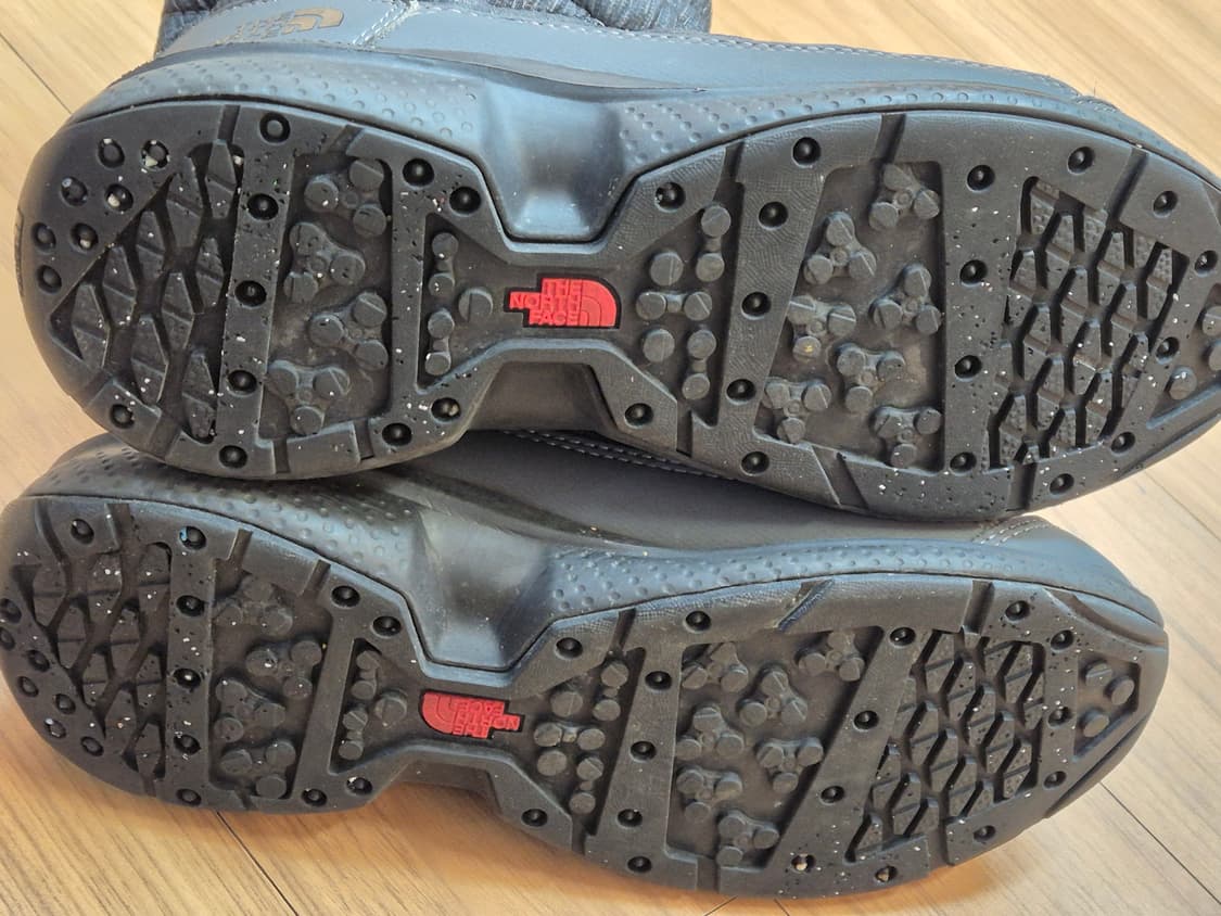 노스페이스 퀼팅 방한 부츠 230사이즈 팝니다. 색상은 무난한 회색이라  상품이미지7