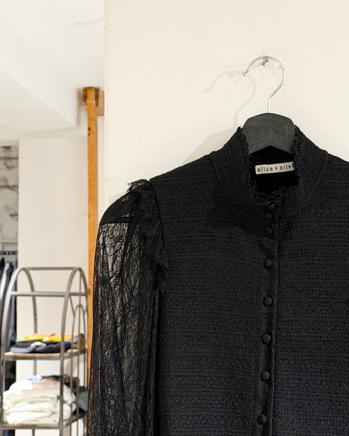 앨리스앤올리비아 블랙 레이스 블라우스  상품이미지2