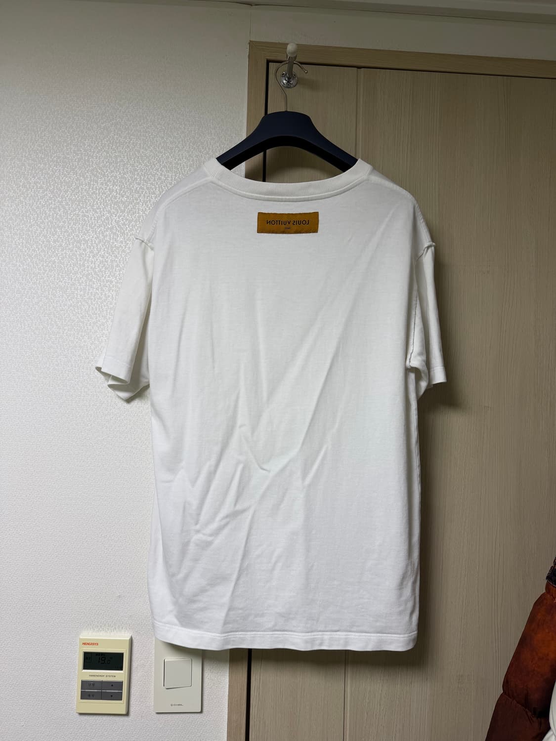 루이비통 펜던트 자수로고 LV 엠브로이드 반팔 티셔츠 상품이미지5