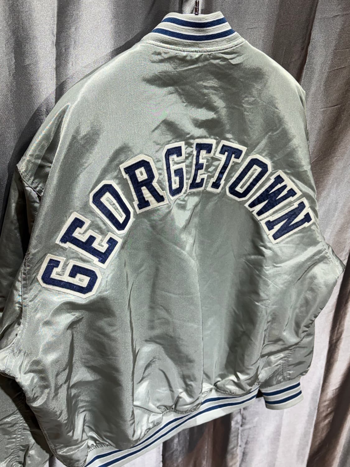 L U.S. College Hoyas 불독패치 사틴 실버 블루종 상품이미지5