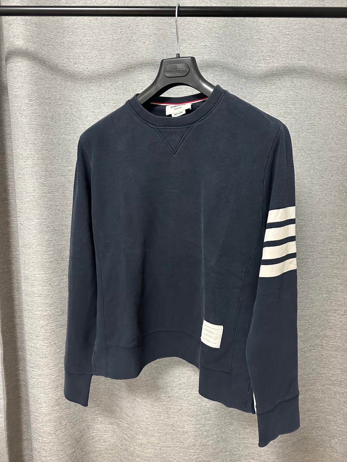 톰브라운 4선 완장 맨투맨 네이비 (4) 상품이미지1