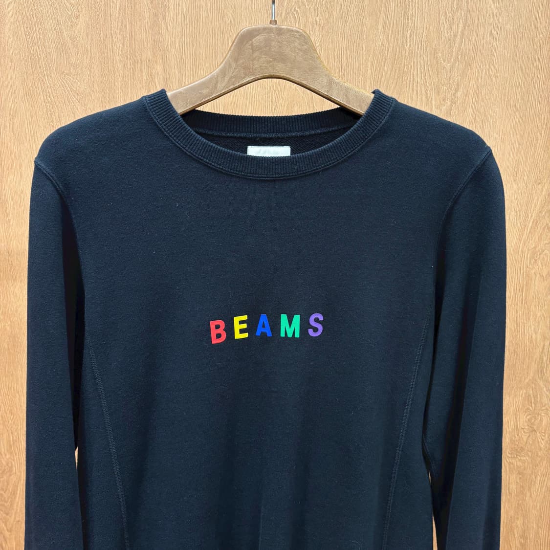 빔즈 코튼 긴팔 맨투맨 멀티 컬러 로고 자수 디테일 레귤러핏 블랙 상품이미지4