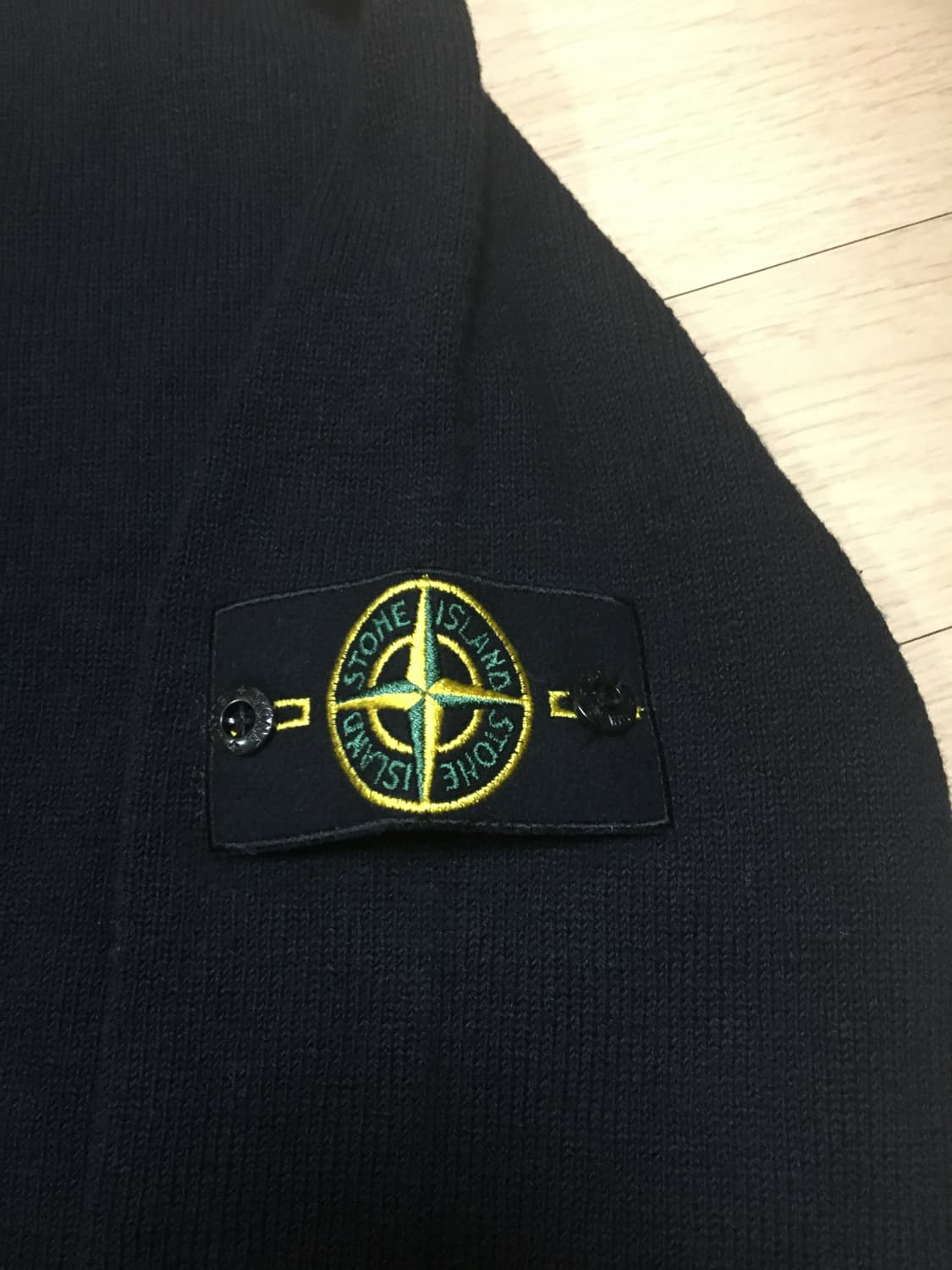 [M] 백화점판 스톤아일랜드 22ss V넥 블랙 가디건  상품이미지4