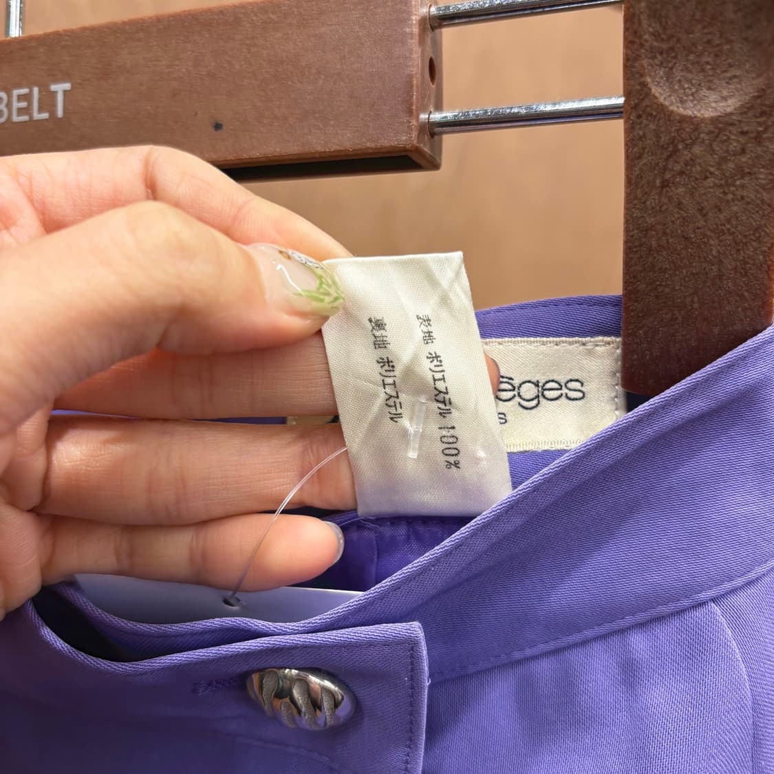 꾸레쥬 플리츠 미디 스커트 버튼 랩 로고 자수 디테일 A라인 라이트 퍼플 상품이미지8