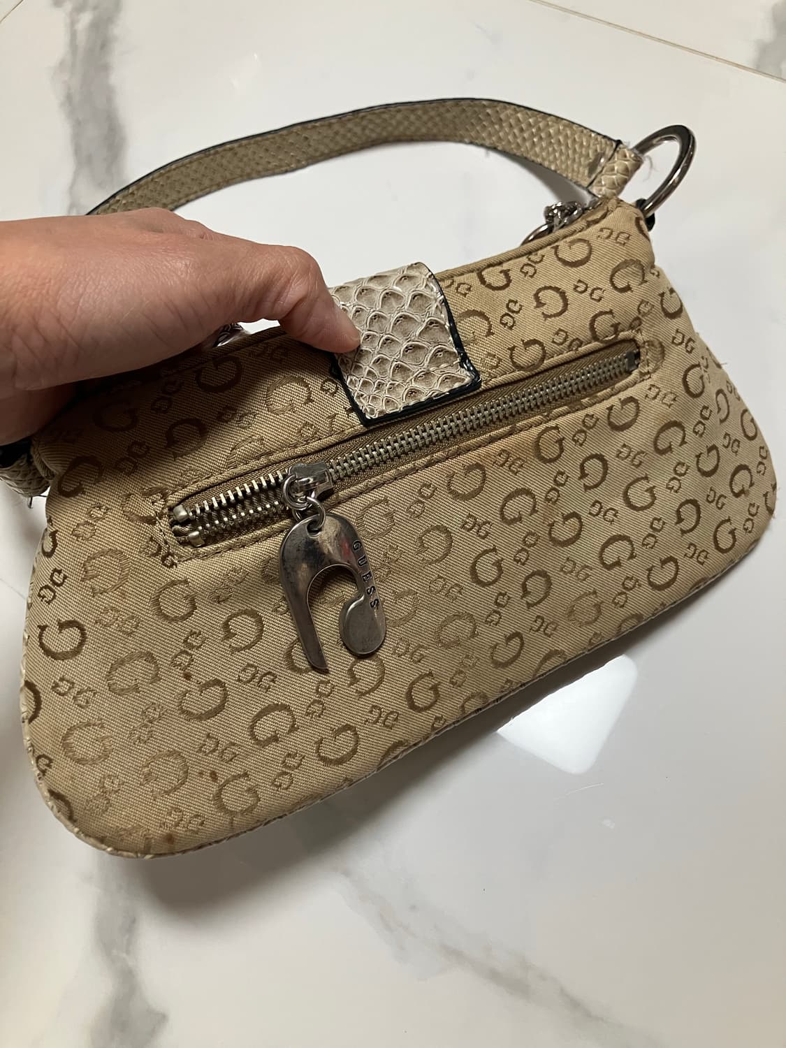 게스 2000s Y2K 모노그램 숄더백 미니 바게트백 골드 상품이미지5